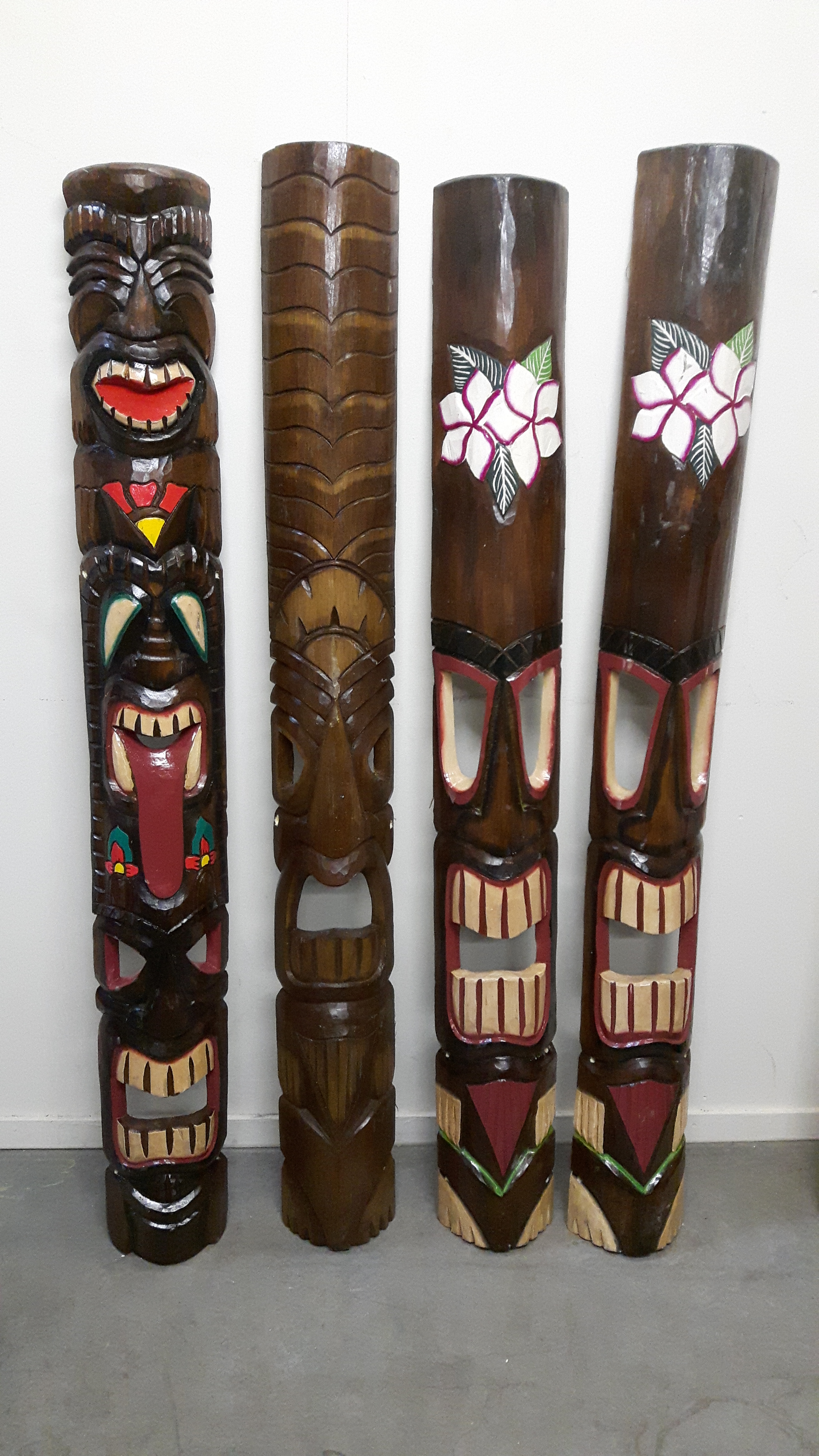 00123 Tiki masker boomstam halfrond